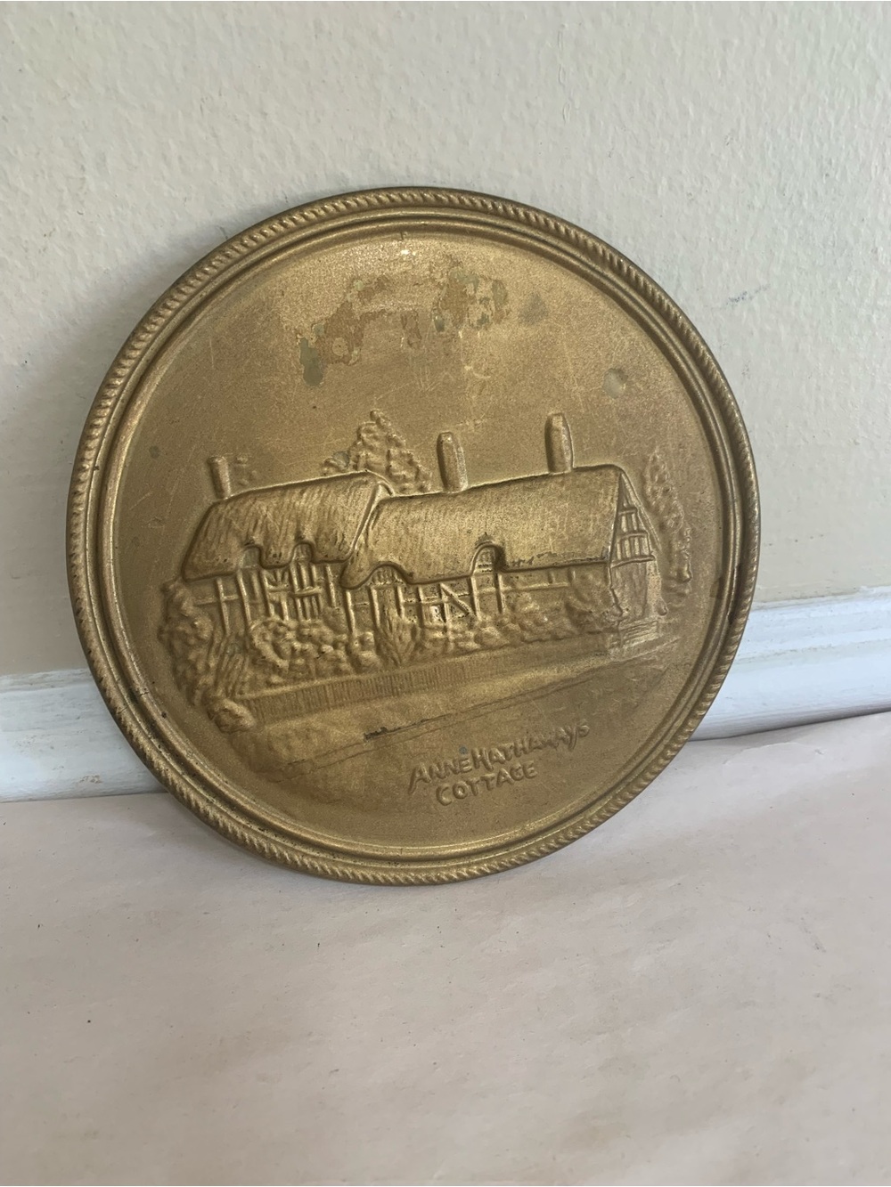 Vintage Brass Anne Hathaway Cottage Wall Plaque Stratford England 6”embossed